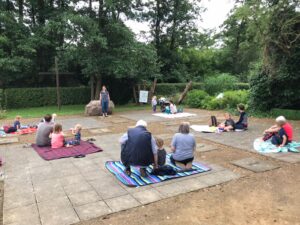 Minikirche mit Picknick im Klostergarten